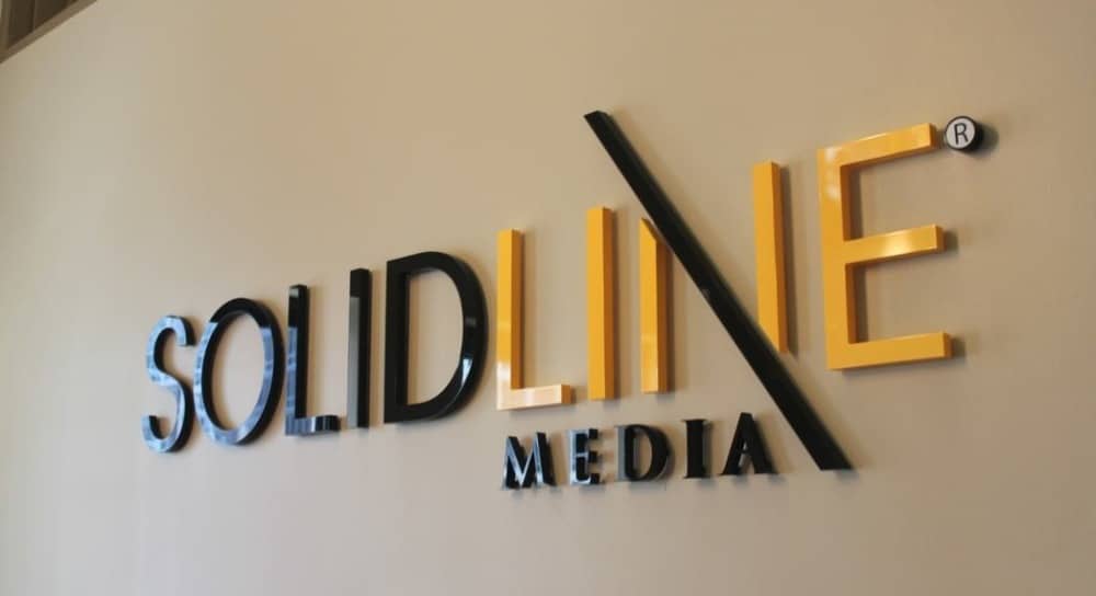 chữ nổi dán tường mica