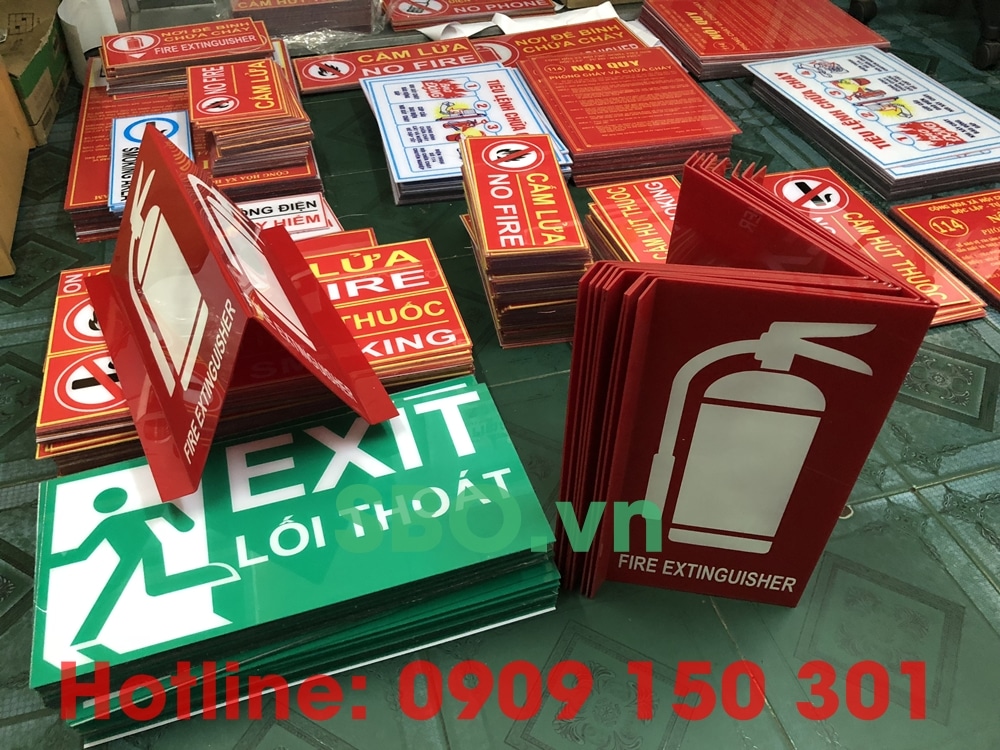 bảng pccc mica uốn chân treo tường