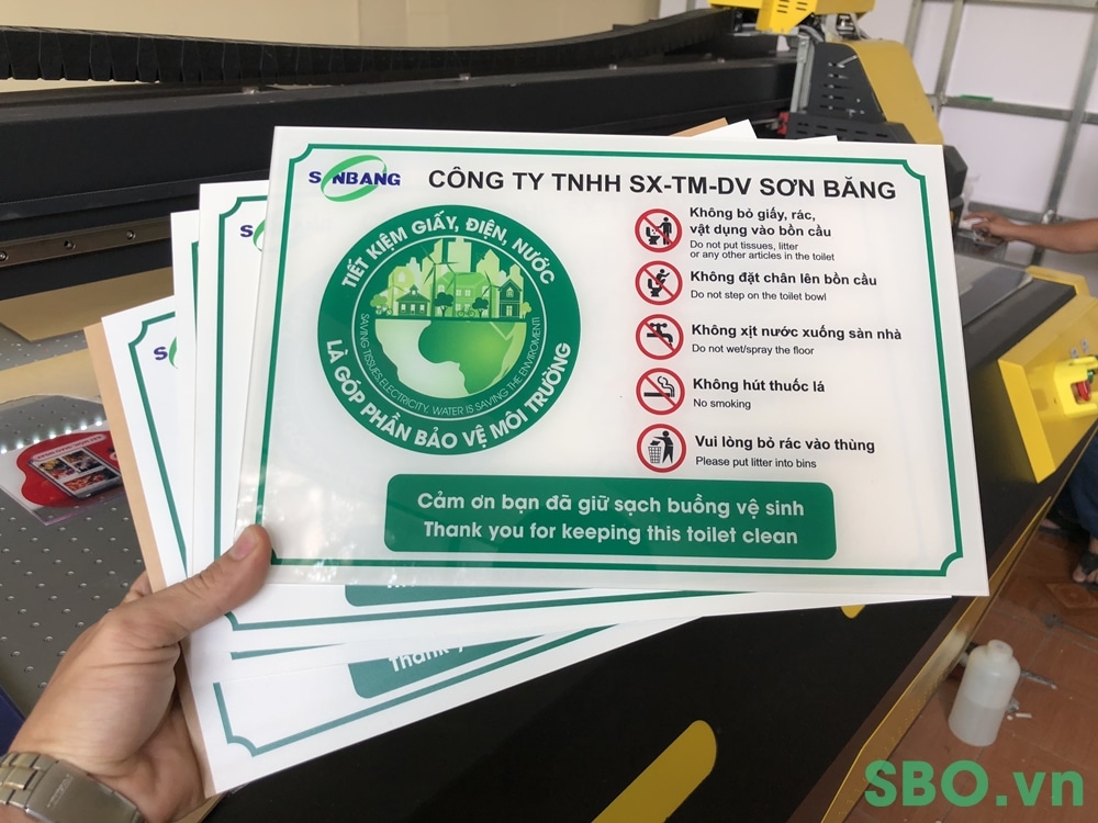 bảng chỉ dẫn dán tường bằng mica