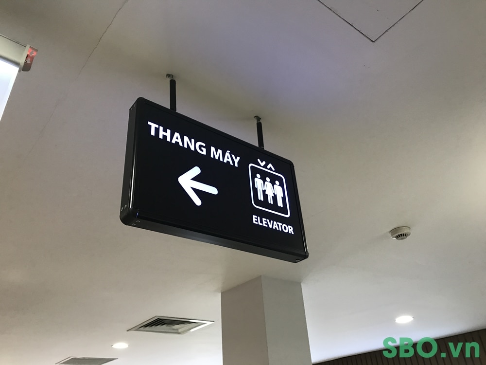 bảng chỉ dẫn lối đi trong tòa nhà trung tấm thương mai
