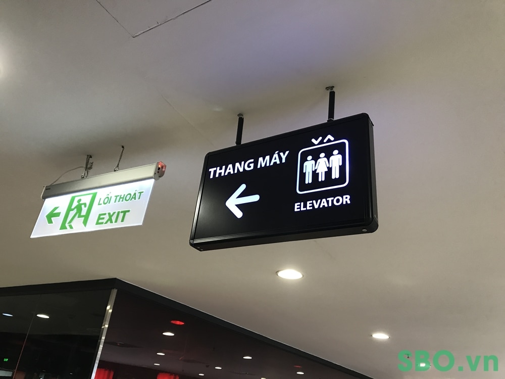 bảng chỉ dẫn toilet hướng đi tới thang máy