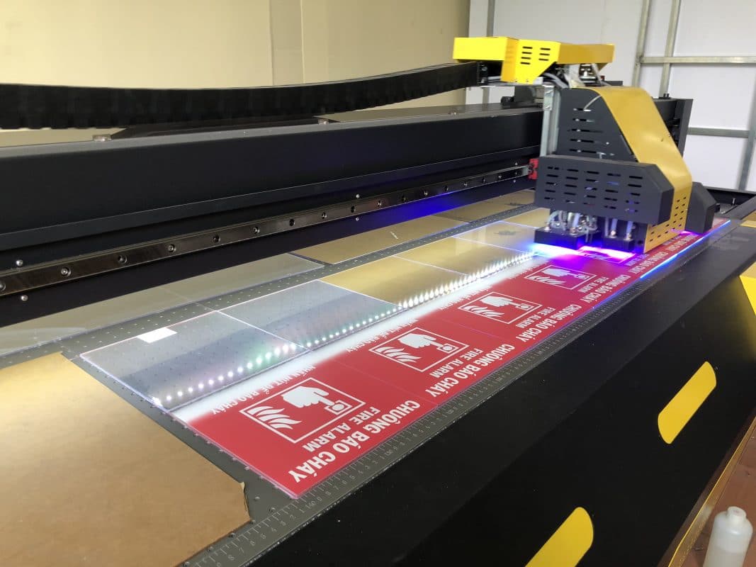 Máy in trên mica đang phủ màu UV
