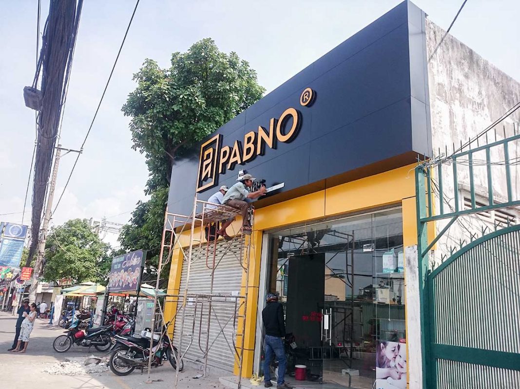 mẫu bảng hiệu đẹp ốp alu chữ nổi mica