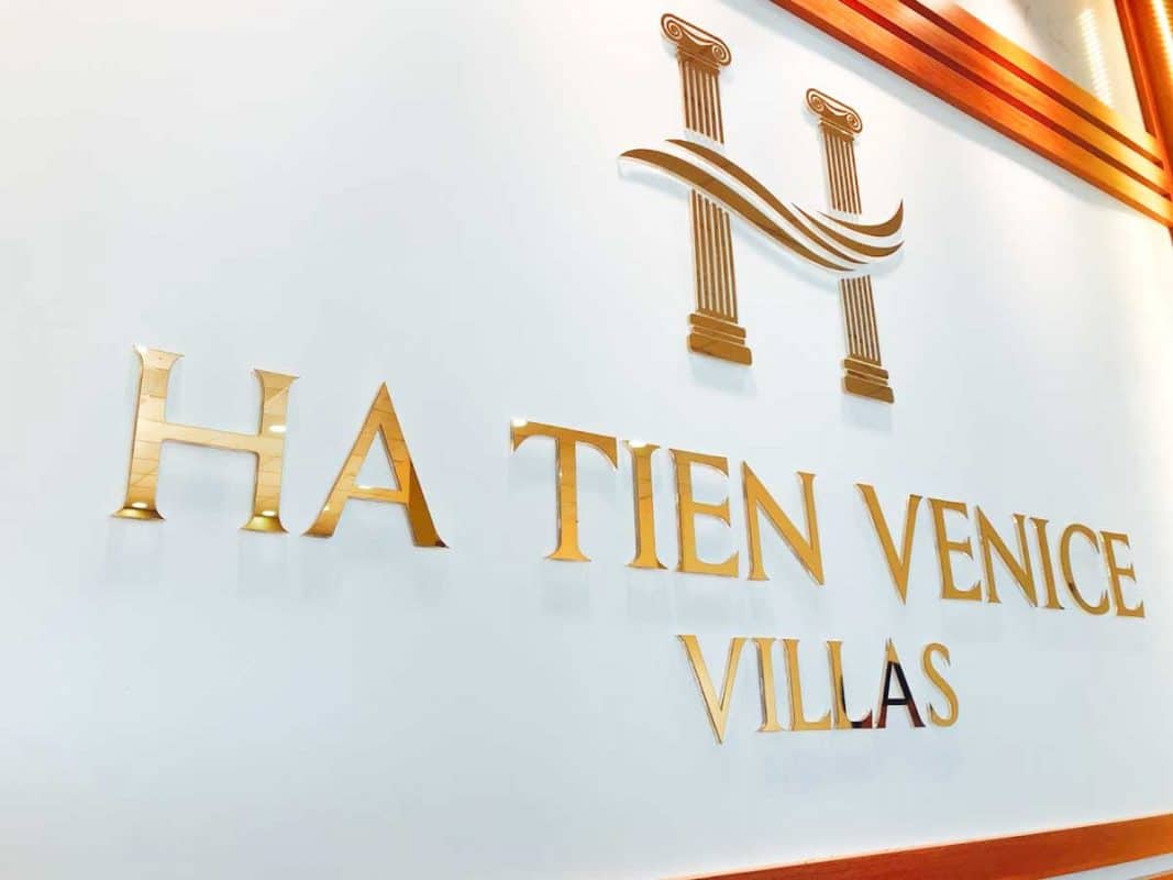 Bảng hiệu backdrop chữ nổi mica mặt inox vàng bóng