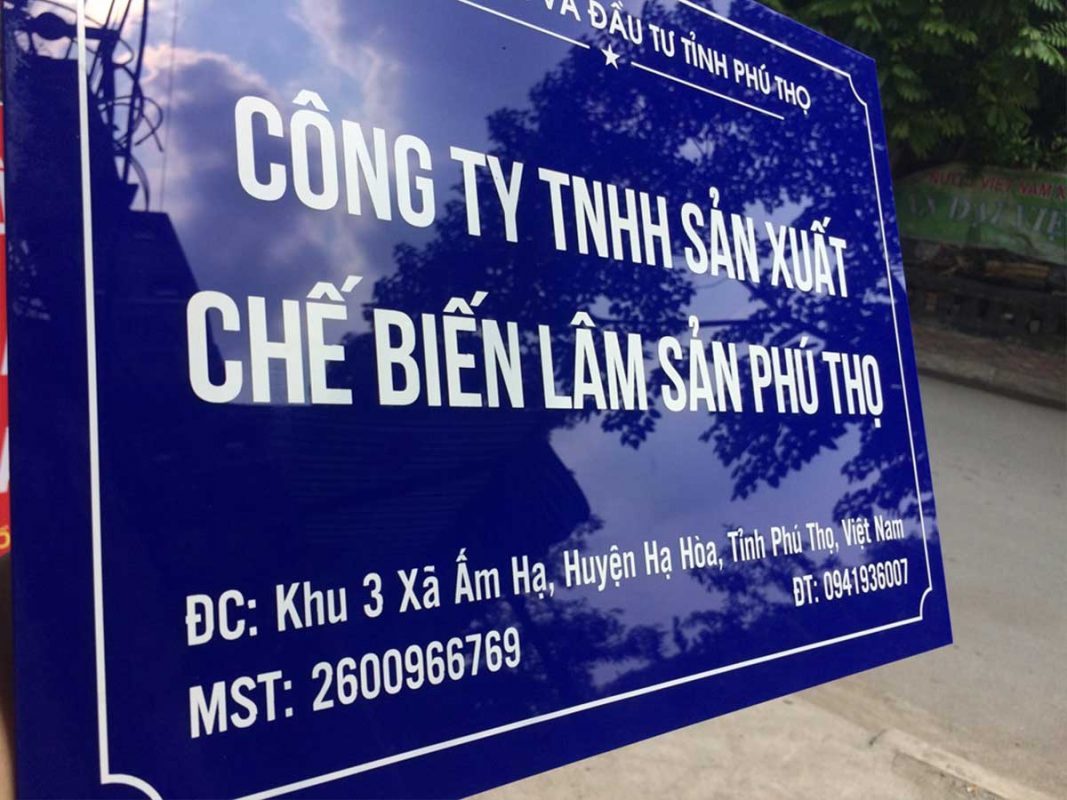 Bảng hiêu quảng cáo bằng nhựa mica trong dán decal