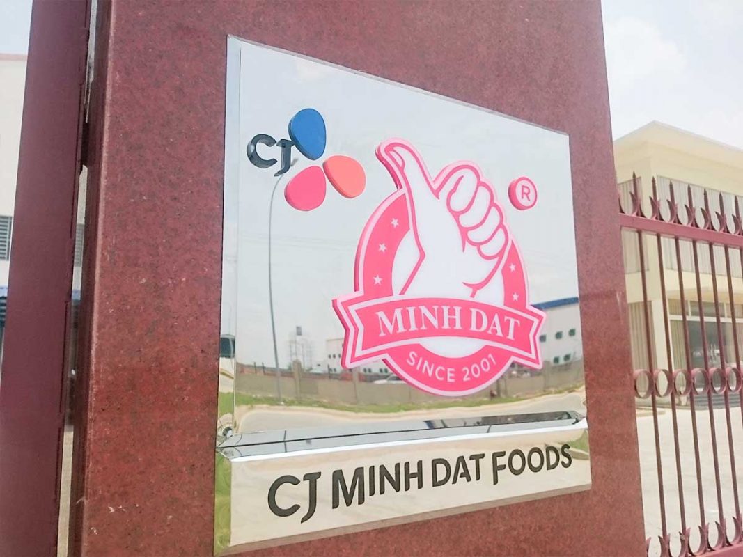 Bảng hiệu quảng cáo inox bóng in UV