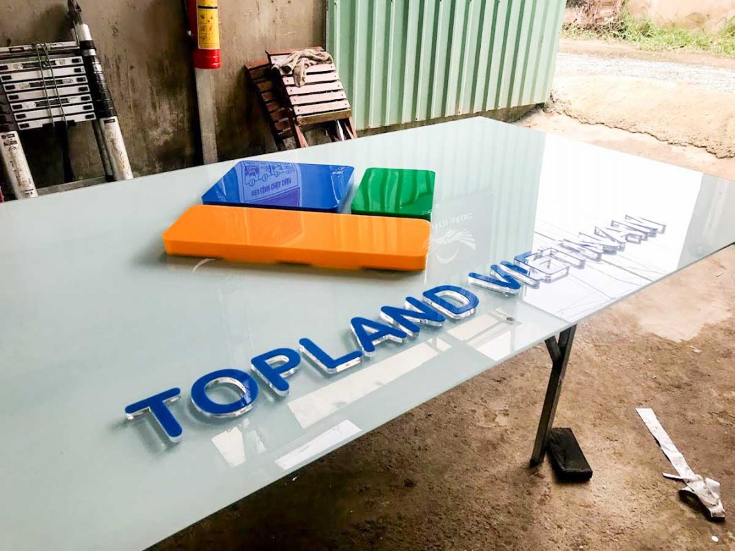 Bảng quảng cáo logo công ty bằng mica nổi 3D
