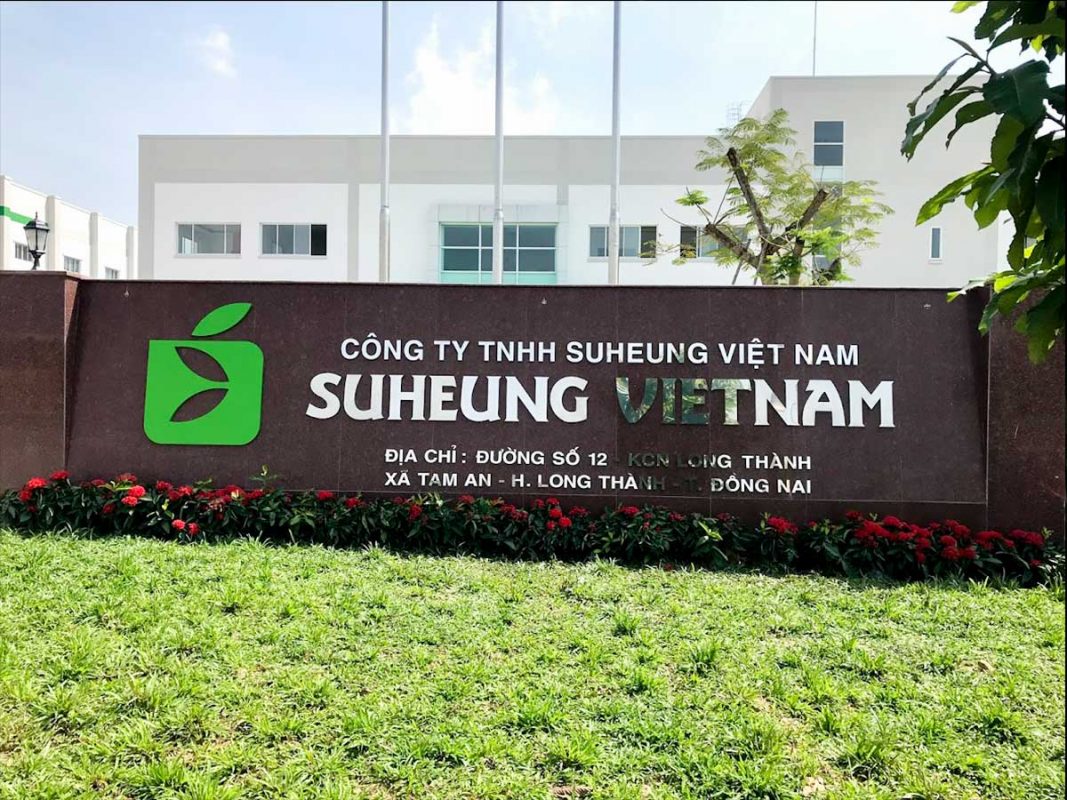 Chữ nổi inox trên đá hoa cương trước cổng khu công nghiệp