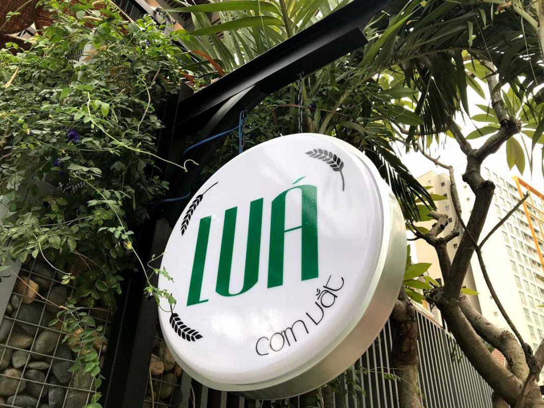 Bảng hiệu cho quán cơm sân vườn