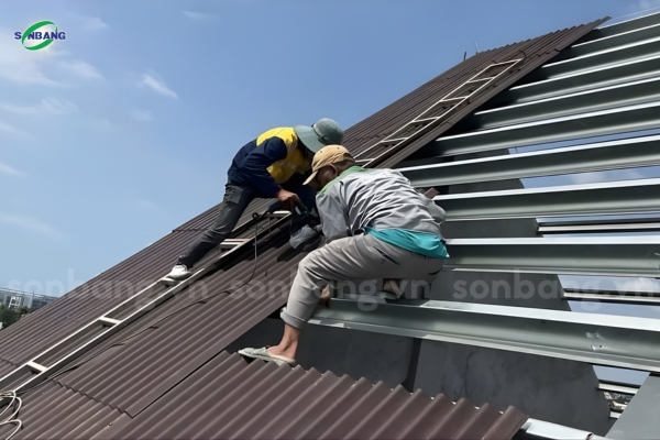 Thi công tấm lợp Onduline cho công trình khu du lịch sinh thái