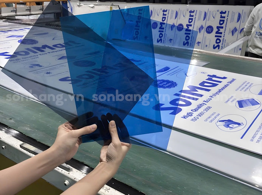Tam polycarbonate dac SolMart chinh hang tai nha may Son Bang Tấm polycarbonate đặc SolMart chính hãng tại nhà máy Sơn Băng