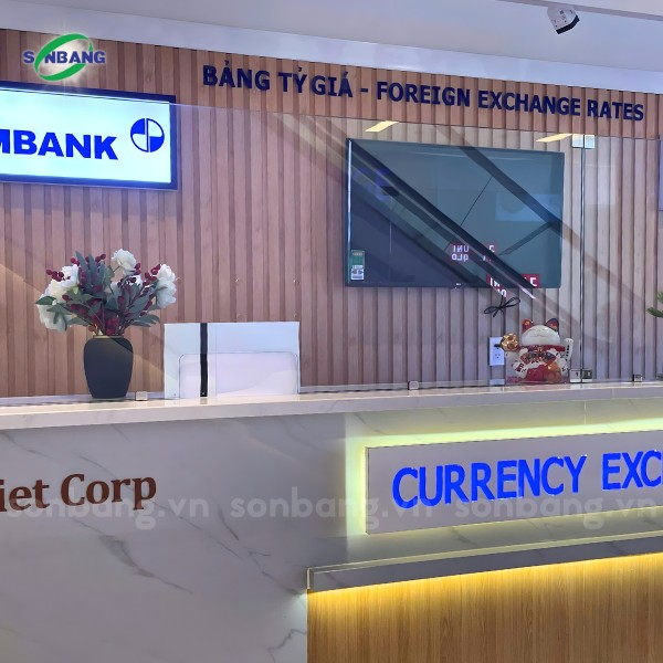 Vách ngăn an toàn cho quầy lễ tân bằng tấm nhựa mica trong suốt