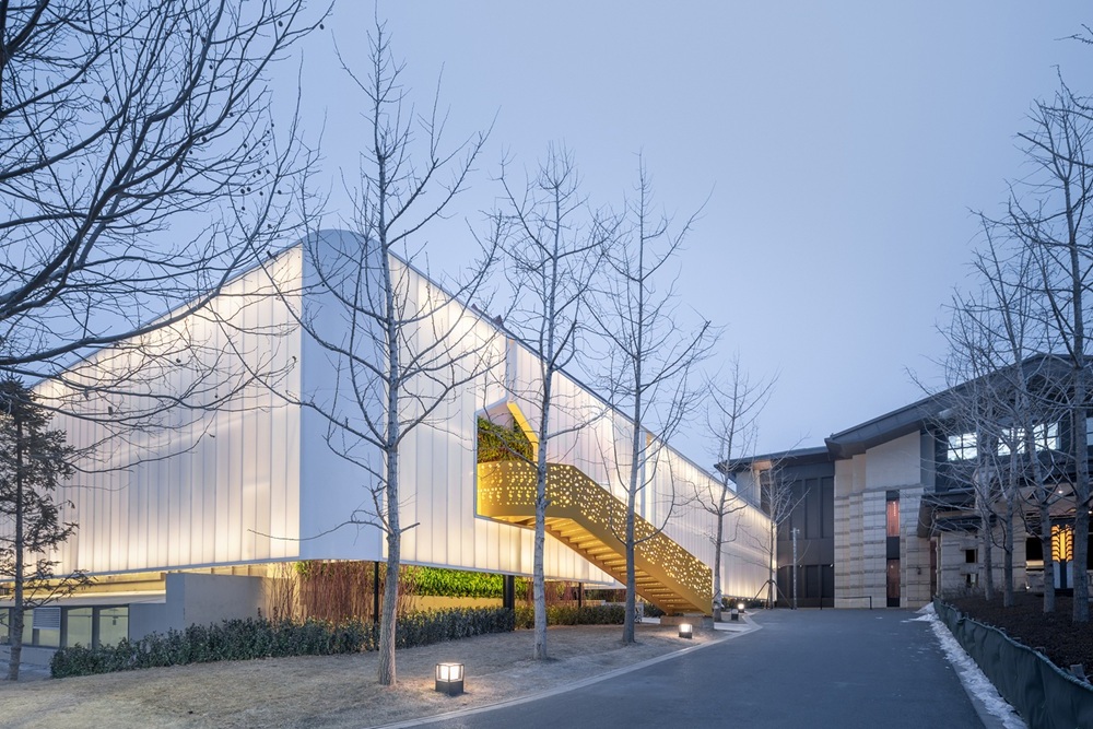 Mặt tiền tòa nhà sử dụng tấm polycarbonate loại mờ