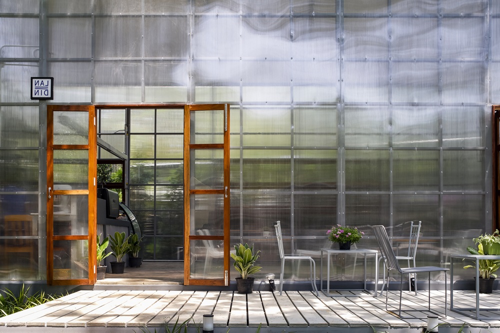 Tại sao nên dùng Tấm poly mờ cho mặt tiền tòa nhàtấm polycarbonate dùng làm vách ngăn mặt tiền