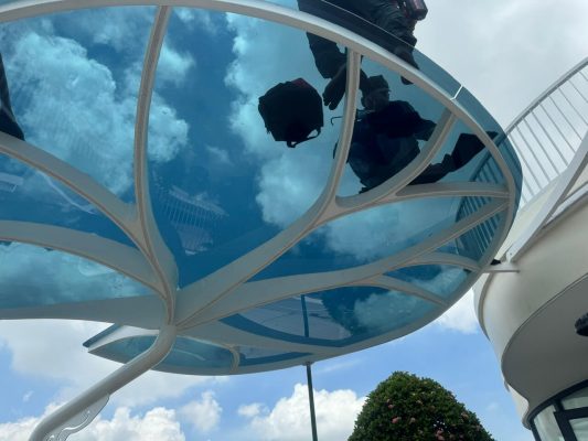 tấm lợp poly đặc màu xám khói 8mm dùng trong quảng cáo