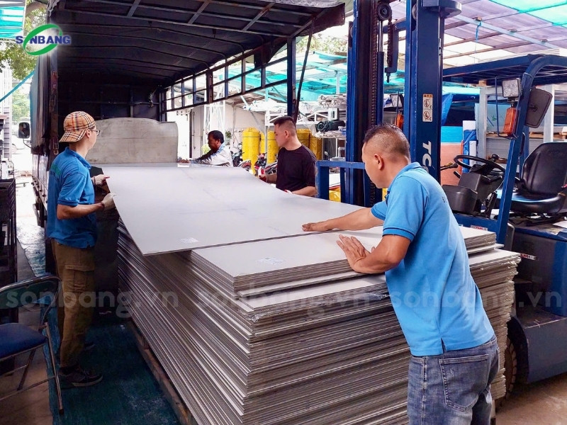 Quá trình vận chuyển tấm alu Alcorest tại cửa hàng Sơn Băng