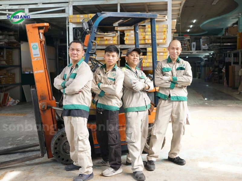 Đội ngũ tại Sơn Băng luôn sẵn sàng để phục vụ khách hàng