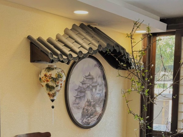 Trang trí nhà hàng theo phong cách Nhật Bản bằng ngói nhựa âm dương