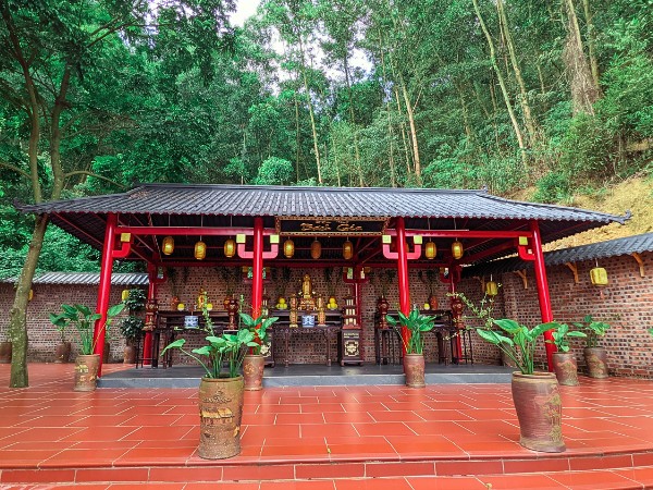 Lợp mái cho đền thờ bằng ngói nhựa âm dương