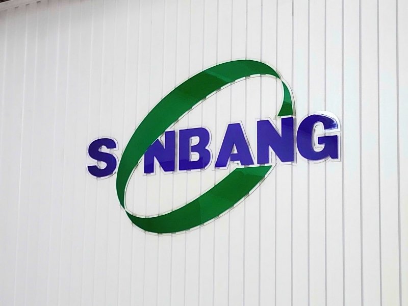 Tấm nhựa mica được chế tác thành logo tại Sơn Băng