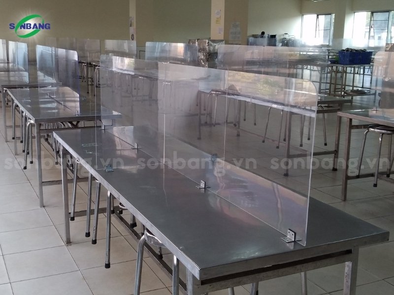 Làm vách ngăn bằng nhựa mica cho doanh nghiệp