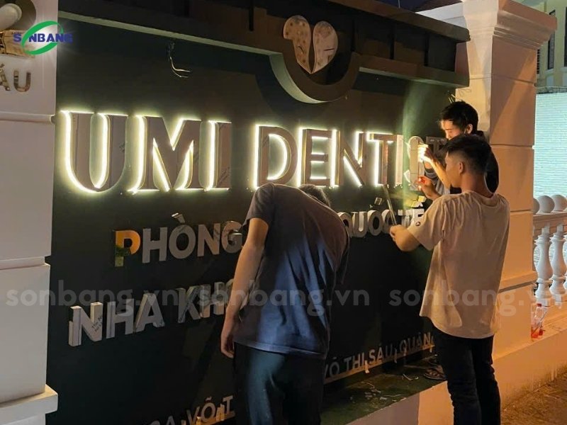 Thi công tấm nhựa mica cho phòng khám nha khoa