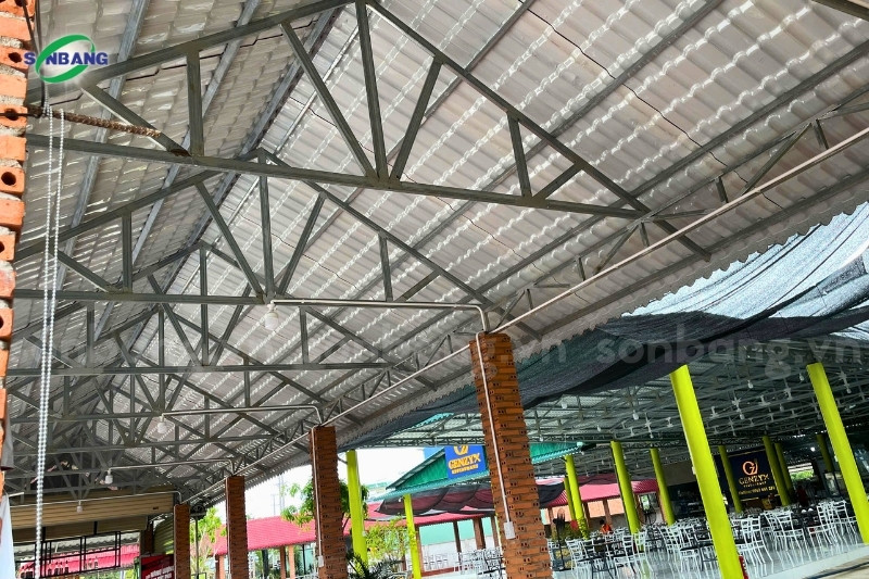 Lớp mái nhà hàng GenZyx Hồ Tràm bằng tôn nhựa PVC chống nóng