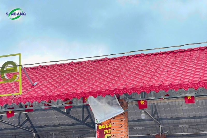 Mặt ngoài mái lợp bằng tôn nhựa PVC cho khu nhà hàng