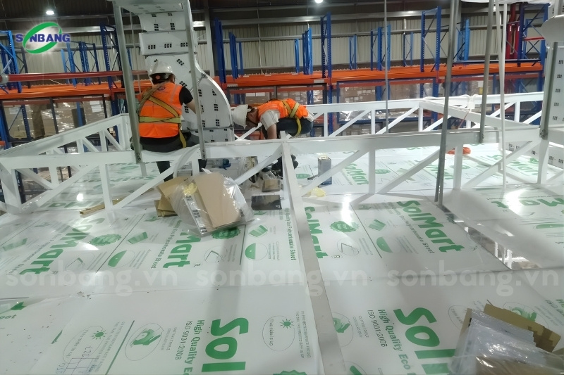 Tấm polycarbonate đặc có trọng lượng nhẹ nên thi công dễ dàng và nhanh chóng
