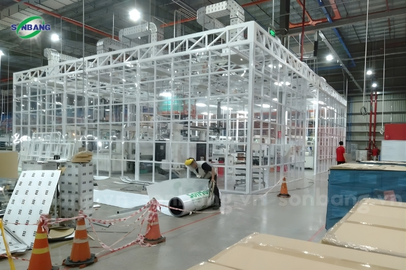 Phòng lạnh cho khu vực máy Block Vial đã được lắp đặt tấm poly SolMart trong suốt