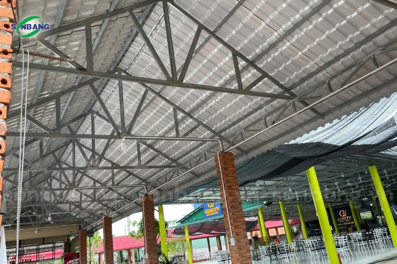 Hệ mái nhà hàng phải cách nhiệt, có độ bền cao