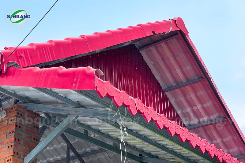 Sử dụng phụ kiện đồng bộ cho hệ mái ngói nhựa PVC