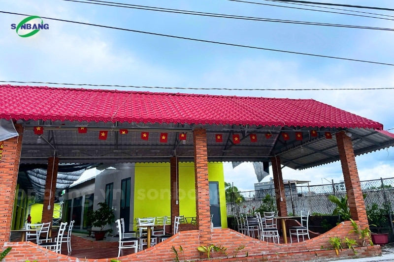 Không gian nhà hàng mang lại cảm giác dễ chịu cho du khách nhờ ngói nhựa PVC