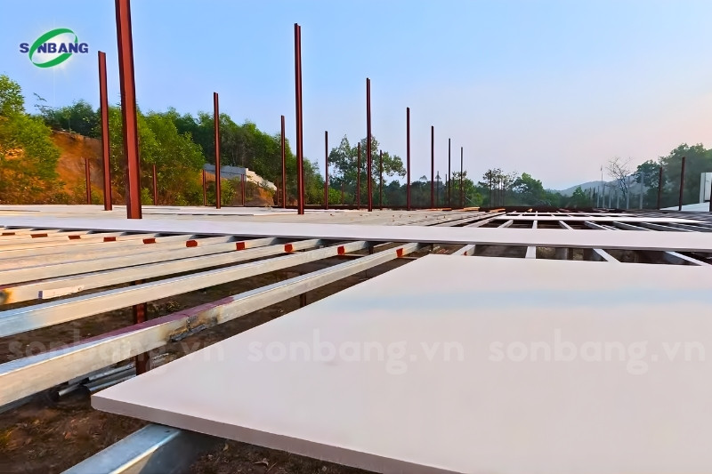 Lắp đặt tấm bê tông nhẹ trên hệ khung sắt hộp