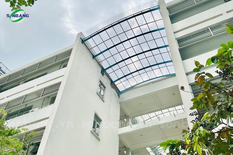Lợp mái lấy sáng bằng tấm polycarbonate đặc trong suốt cho tòa nhà