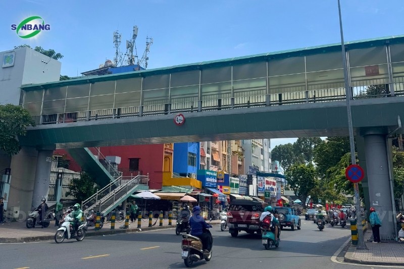 Tấm lợp polycarbonate đặc lấy sáng cho cầu vượt