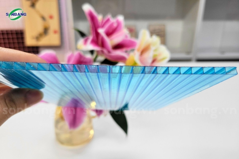 Tấm rỗng với hai lớp poly song song và các lớp vách ngăn ở giữa