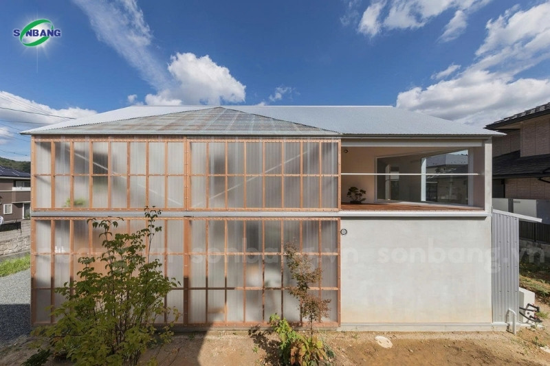 Thi công tấm poly rỗng cho mặt dựng nhà ở để lấy sáng