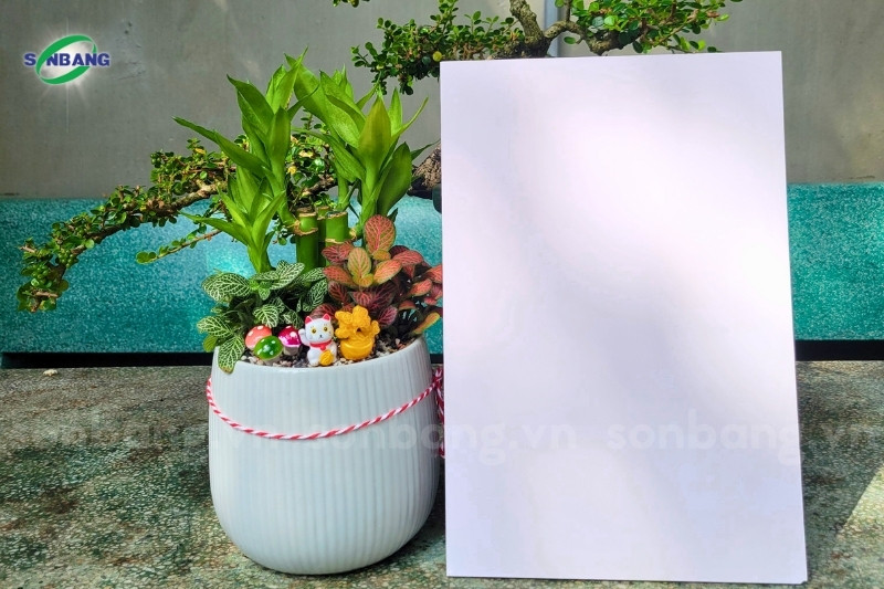 Tấm PVC Foam có bề mặt cứng cáp nhưng dễ dàng gia công