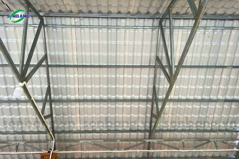 Thi công tôn nhựa PVC vào khung sườn đúng cách