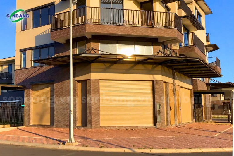 1000m2 mai che polycarbonate solmart can tho 6 Mái che Polycarbonate màu trà uốn cong cho nhà phố 2 mặt tiền