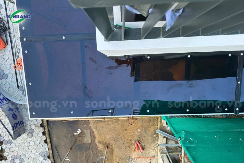 1000m2 mai che polycarbonate solmart can tho 8 Bề mặt phẳng đều của tấm Poly đặc khi lắp trên giàn khung đỡ