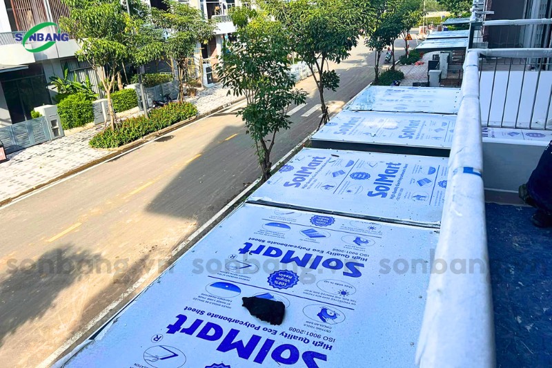 8000m2 mai che polycarbonate dac swanbay 4 Tấm Polycarbonate đặc 4.5mm thương hiệu SolMart chống UV