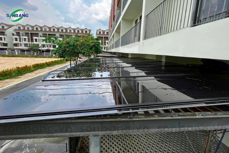 8000m2 mai che polycarbonate dac swanbay 6 Mái lợp lấy sáng cho hiên nhà bằng tấm Polycarbonate màu trà