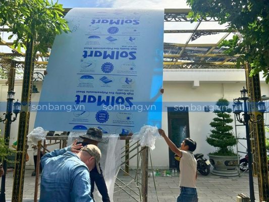 cung ca heo ha long 3 Vận chuyển tấm Poly SolMart lên cao tại một công trình mái che