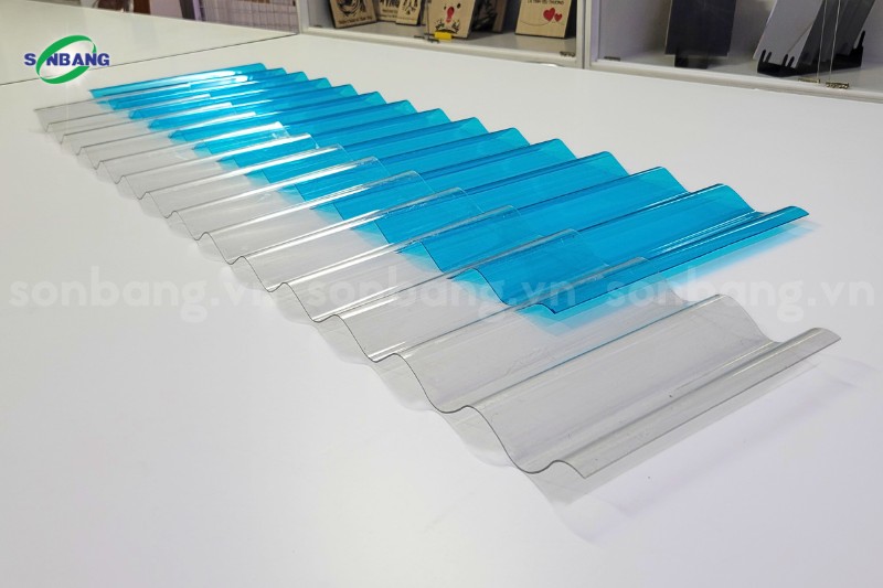 gia ton nhua lay sang polycarbonate 1 Giá tôn nhựa lấy sáng Polycarbonate mới nhất tại Sơn Băng