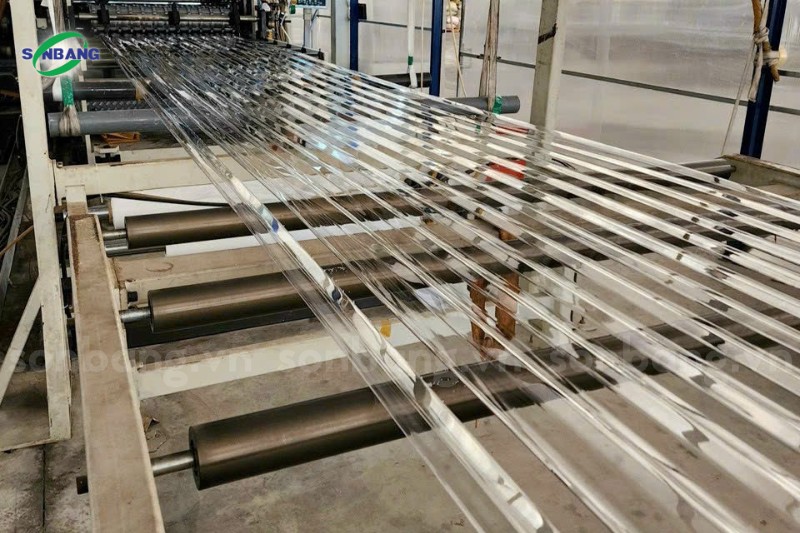 gia ton nhua lay sang polycarbonate 2 Tôn lấy sáng Polycarbonate SolMart là thương hiệu của Sơn Băng