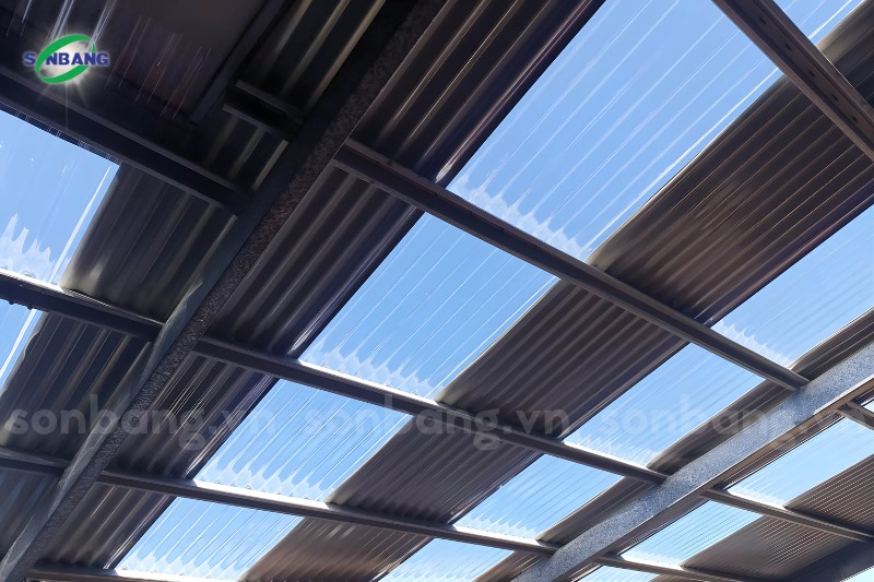 gia ton nhua lay sang polycarbonate 5 Lợp mái tôn lấy sáng xen kẽ cho nhà xưởng