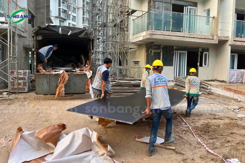 mai che polycarbonate dac 10mm solmart celadon city 10 Quá trình giao hàng tấm Poly đặc màu trà tại công trường