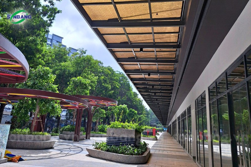 mai che polycarbonate dac 10mm solmart celadon city 3 Tấm Polycarbonate đặc 10mm bảo vệ an toàn cho người đi bên dưới